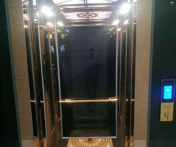 Thang máy lồng kính